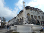 Площадь Марктплатц и фонтан работы Фридриха Иоганна Штенгеля — Марктбруннен.