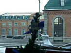 Вид на здание музея из кафе Кофеин