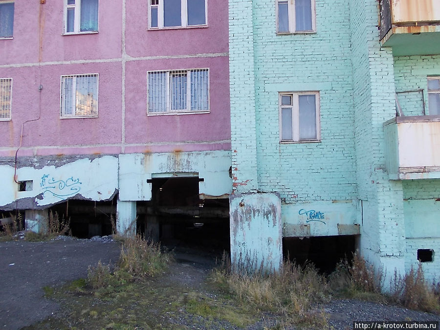 дома на сваях, под домами дырочки Талнах, Россия