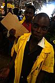 Хлопцы в желтых халатах это грузчики, которые помогают покупателям за небольшое вознаграждение таскать покупки и заодно продают сумки и пакеты. Обратите внимание, что пакеты бумажные, пластиковые в Руанде запрещены, чтобы было меньше мусора, и это работает.