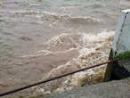 Вода уже подошла вплотную к настилу основных мостов, связывающих две части Магадана.