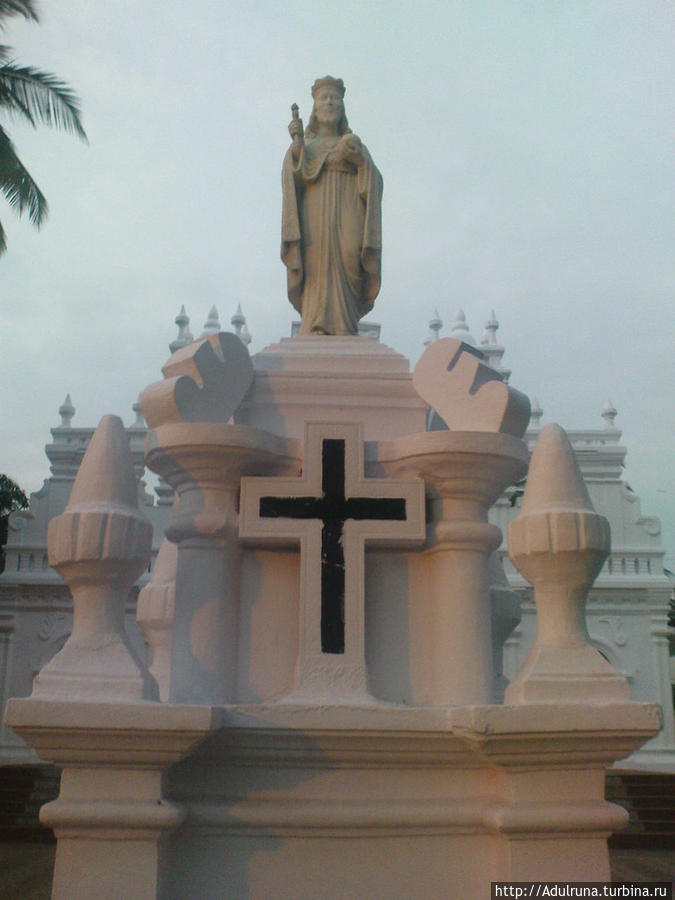Эта статуя возвышается на небольшой уютной площадке перед храмом... Арамболь, Индия