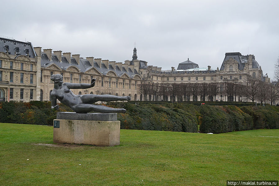 Скульптура А. Майоля. Неустойчивая женщина (моя версия названия). Париж, Франция