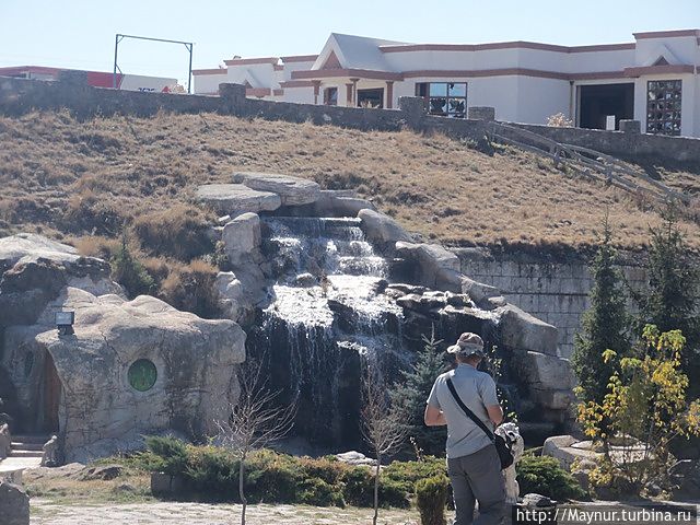 Водопад на входе в парк . Карс, Турция