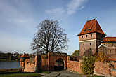 Оборонительные стены и башни замка.