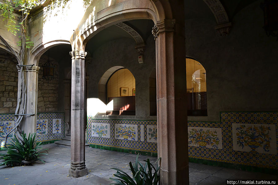 Внутренний двор Дома Архидьякона. Внутренний двор Дома Архидьякона.