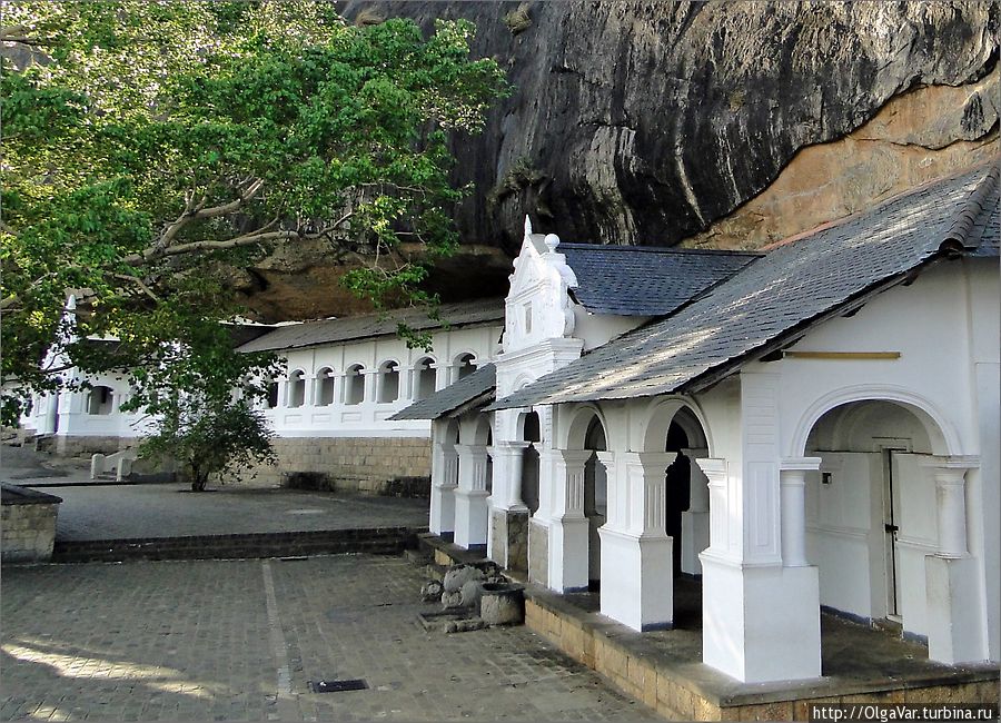 Сами храмы находятся в пещерах, а входы в них — через эти белоснежные строения. Дамбулла, Шри-Ланка
