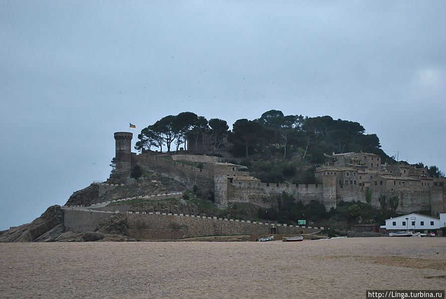 Крепость 12 века в Тосса-де-Мар. Каталония, Испания