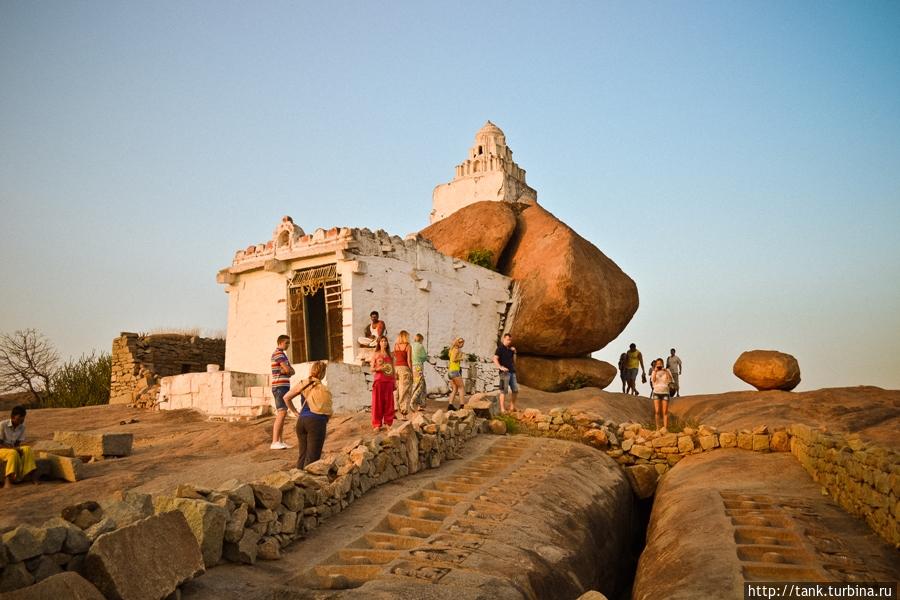 Пройдя через храмовый двор, вышли на каменное плато, на котором расположено святилище Шивы. Хампи, Индия