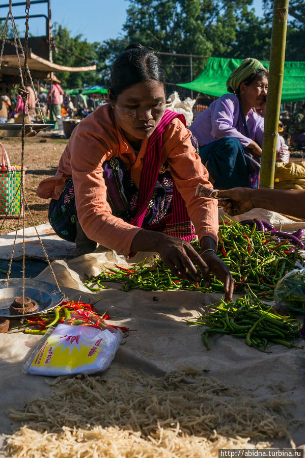 Рынок на озере Инле. День 1 Озеро Инле, Мьянма Рынок на озере Инле. День 1 Озеро Инле, Мьянма