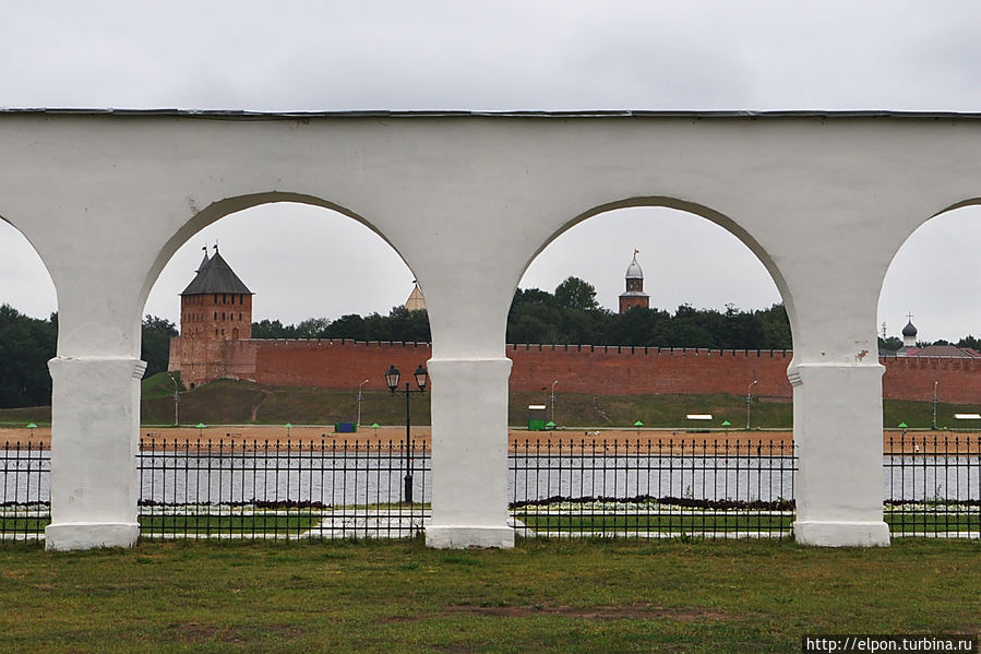 … Ярославово дворище получило свое название от дворца, построенного в XI веке князем Ярославом Мудрым, когда княжеский двор был перенесен сюда из Городища. Рядом с дворищем был Торг, где на протяжении столетий шла оживленная торговля.
… В начале XII века, когда новгородцы установили феодально-вечевую республику — Господин Великий Новгород, Ярославово дворище стало вечевой площадью, здесь происходили важнейшие политические события. … Ярославово дворище получило свое название от дворца, построенного в XI веке князем Ярославом Мудрым, когда княжеский двор был перенесен сюда из Городища. Рядом с дворищем был Торг, где на протяжении столетий шла оживленная торговля.
… В начале XII века, когда новгородцы установили феодально-вечевую республику — Господин Великий Новгород, Ярославово дворище стало вечевой площадью, здесь происходили важнейшие политические события.