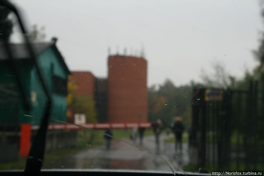 В день нашего посещения лил сильный дождь. Даже не было возможности сделать снимок самого весьма неординарного здания музея. Только вот так, из окна машины, чтобы было понятно, что искать надо здание из красного кирпича:)) Москва, Россия