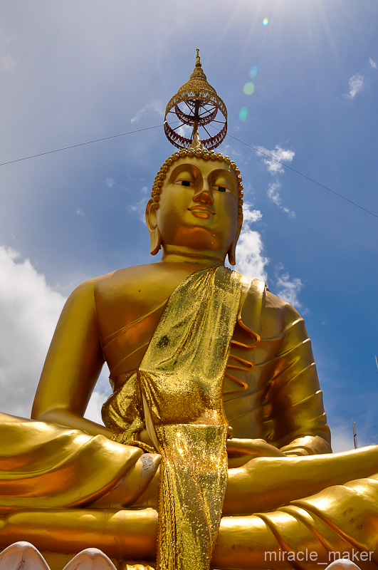 Ну что ж, проведя тут некоторое время и поразмышляв о вечном, еще раз окидываем взглядом золотого гиганта и спускаемся с небес на землю. Краби, Таиланд Ну что ж, проведя тут некоторое время и поразмышляв о вечном, еще раз окидываем взглядом золотого гиганта и спускаемся с небес на землю. Краби, Таиланд