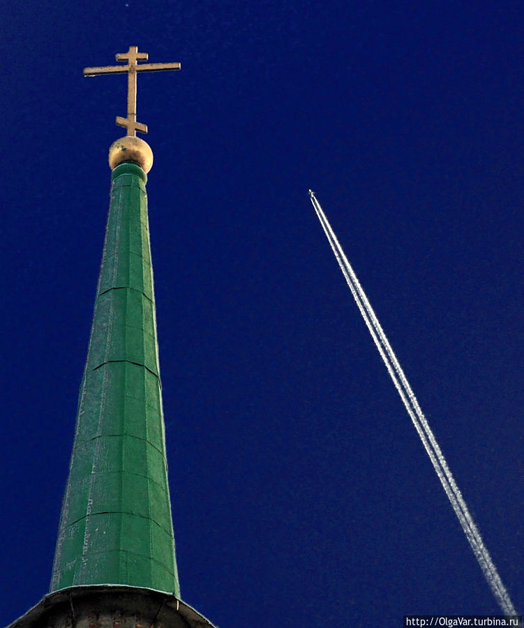 Параллельные миры
Золотом блеснул на высоком шпиле крест. К нему стремительно приближался прямой белый след, прорезавший стрелой синее зимнее небо... Параллельные миры
Золотом блеснул на высоком шпиле крест. К нему стремительно приближался прямой белый след, прорезавший стрелой синее зимнее небо...