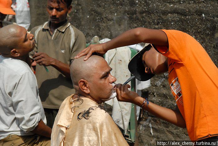 бреющиеся мужчины в этом году потеряли отцов и стали старшими в семье Мумбаи, Индия