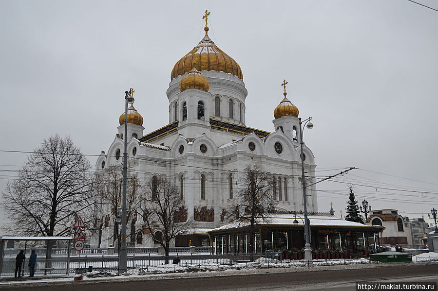 Размышление у парадного подъезда. Храм Христа Спасителя Москва, Россия