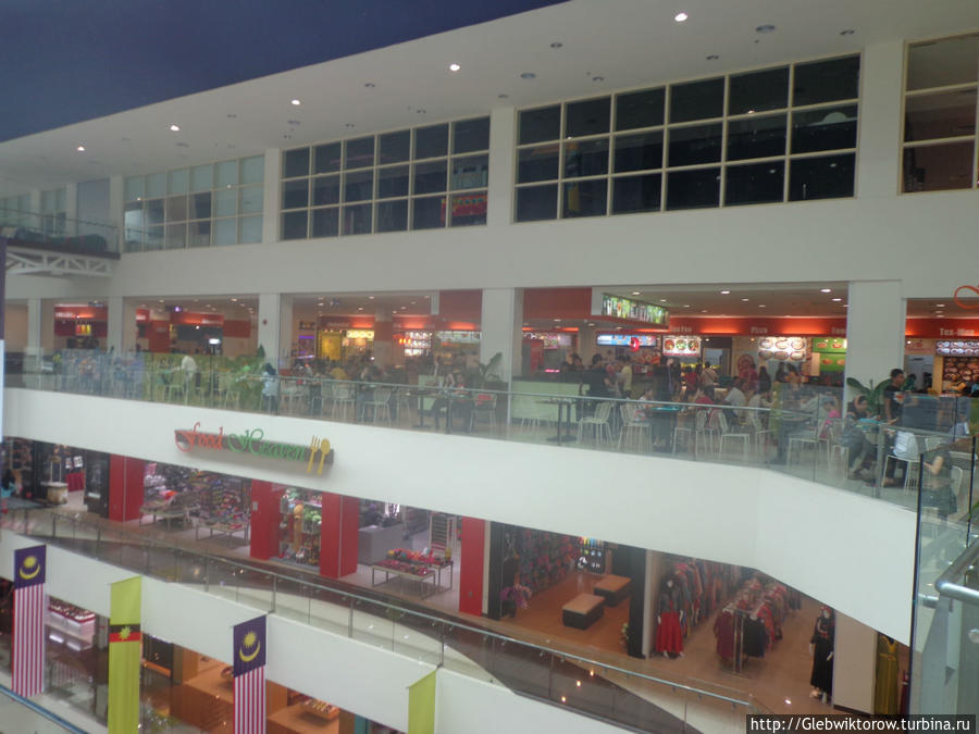 Фуд-корт в торговом центре Кучинг, Малайзия