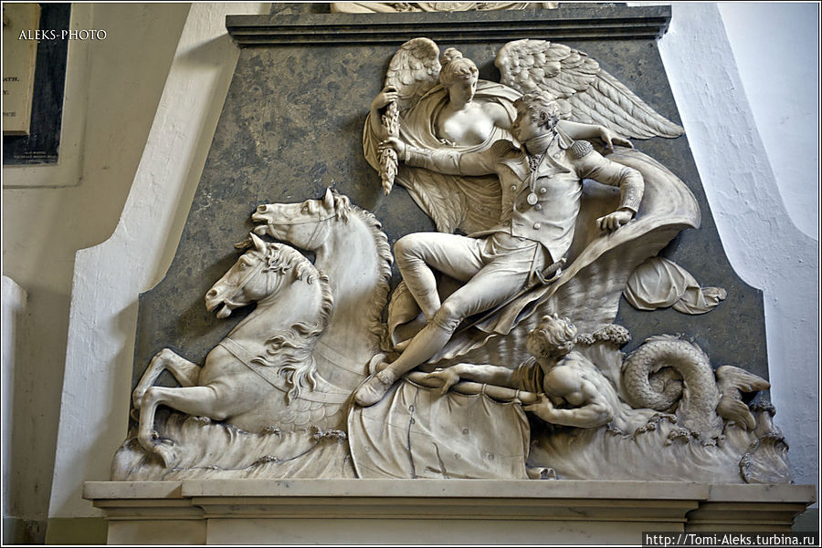 Но все-таки первая служба состоялась, как и положено, — на католическое Рождество в 1718 году. Прихожанами в то время были, естественно, британцы. Внутри собора много интересных скульптур...
* Но все-таки первая служба состоялась, как и положено, — на католическое Рождество в 1718 году. Прихожанами в то время были, естественно, британцы. Внутри собора много интересных скульптур...
*