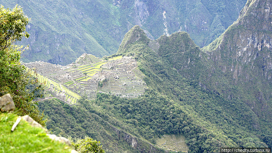 Комплекс Мачу Пикчу так же как и Ольятайнтамбо расположен на седловине гор Ольянтайтамбо, Перу