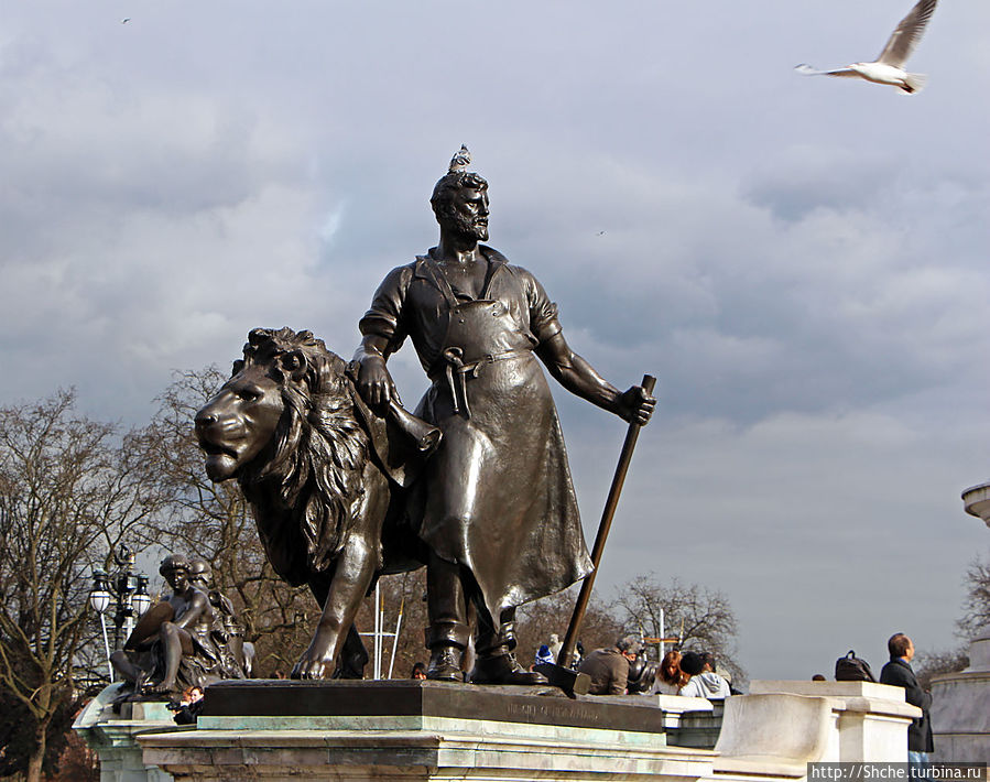 Мемориал королевы Виктории перед Букингемским дворцом Лондон, Великобритания