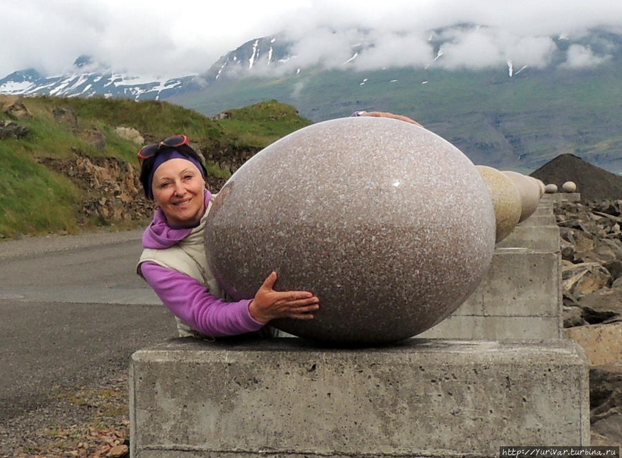 Каждое каменное яйцо по форме и цвету похоже на яйца птиц, прилетающих на лето в Исландию Дьюпивогур, Исландия