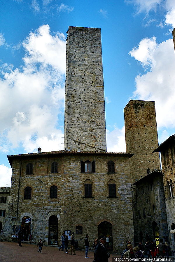 Правый близнец Сальвуччи и правее башня — Петтини Сан-Джиминьяно, Италия