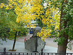 Гоголевский бульвар, памятник Шолохову, вид сзади