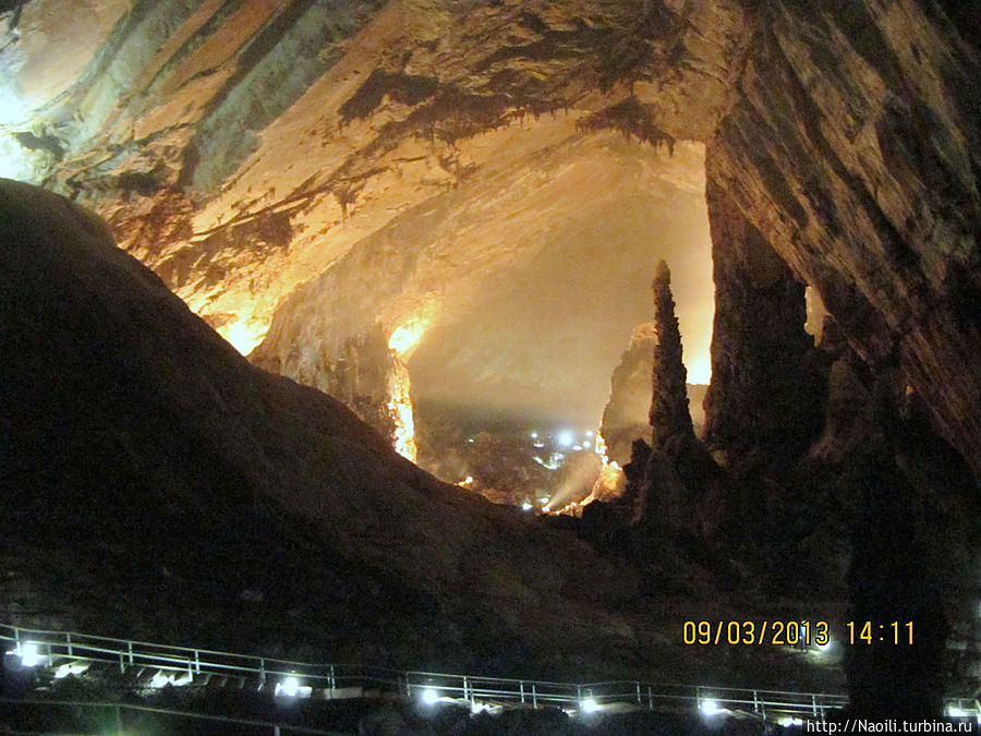 Огромные залы пещеры Национальный парк Пещеры Какахуамилпа, Мексика