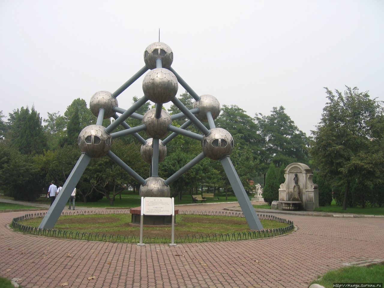 Пекин. Парк Миниатюр.Брюссель. Модель мирного атома Пекин, Китай