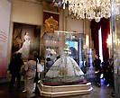 В музее Сиси экспозиция не самая богатая — пара ее платьев, украшения и портреты. Но история самой императрицы — бунтарки, которую рассказывает аудио гид , по-настоящему интересна