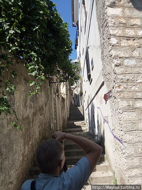 Старый город расположен на склонах горы и состоит из ступенек.Нет ни одной ровной улочки. Старый город расположен на склонах горы и состоит из ступенек.Нет ни одной ровной улочки.