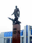 Памятник на площади К.Маркса — центра левобережья Новосибирска.