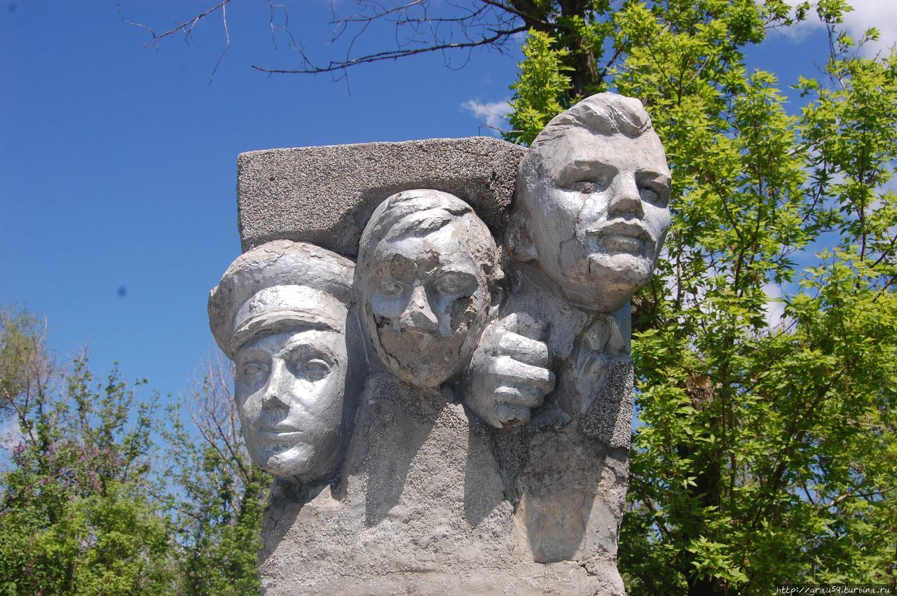 Надгробный памятник погибшим летчикам Ан-24Б Саратов, Россия