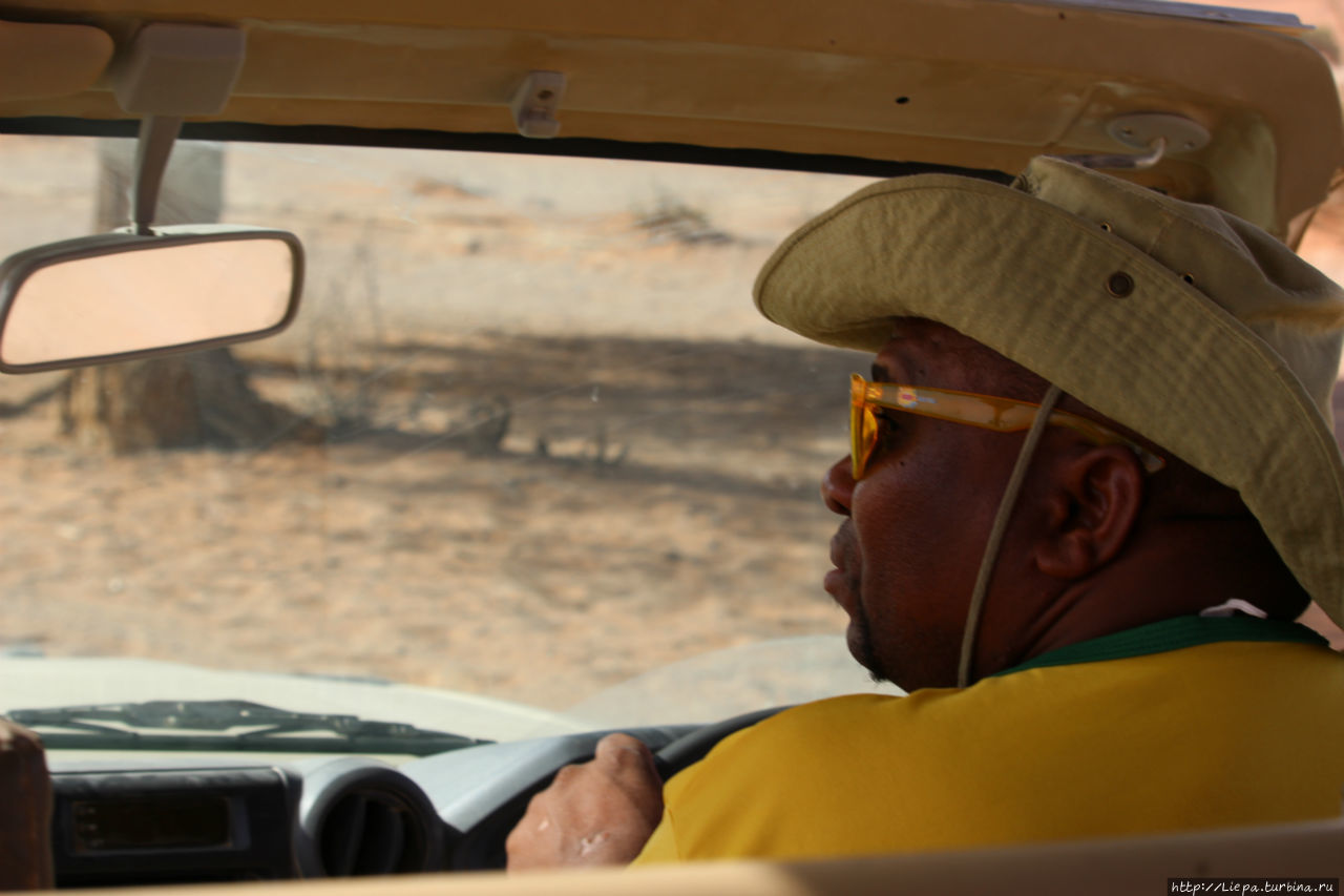 Поскольку мы остались без транспорта, нашли водителя, чтобы съездить в Мертвую долину. Парк Намиб-Науклуфт, Намибия