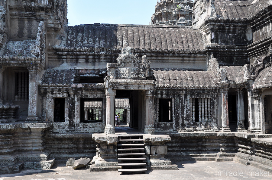 Здание насквозь пронизано различными коридорами, уровнями, проходами, открытыми терассами и площадками. Ангкор (столица государства кхмеров), Камбоджа