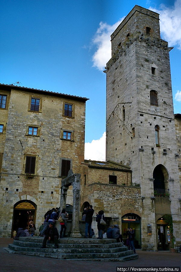 Башня Дьявола. На переднем плане емкость для воды — Цистерна. Давшая название площади — делла Чистерна. Башня Дьявола. На переднем плане емкость для воды — Цистерна. Давшая название площади — делла Чистерна.