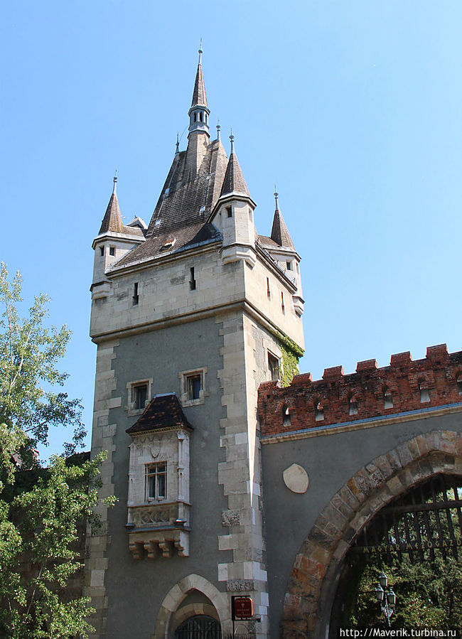 Крепость Вайдахуньяд. Центральный вход и башня. Будапешт, Венгрия