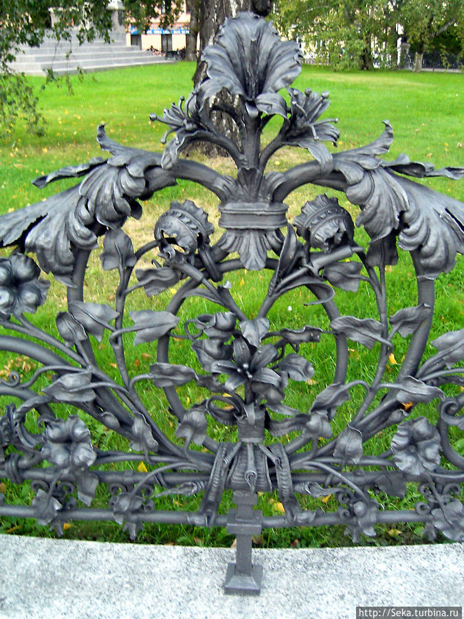 Очень уж мне понравилась эта ограда (окружает зеленую зону у памятника Адаму Мицкевичу) Варшава, Польша