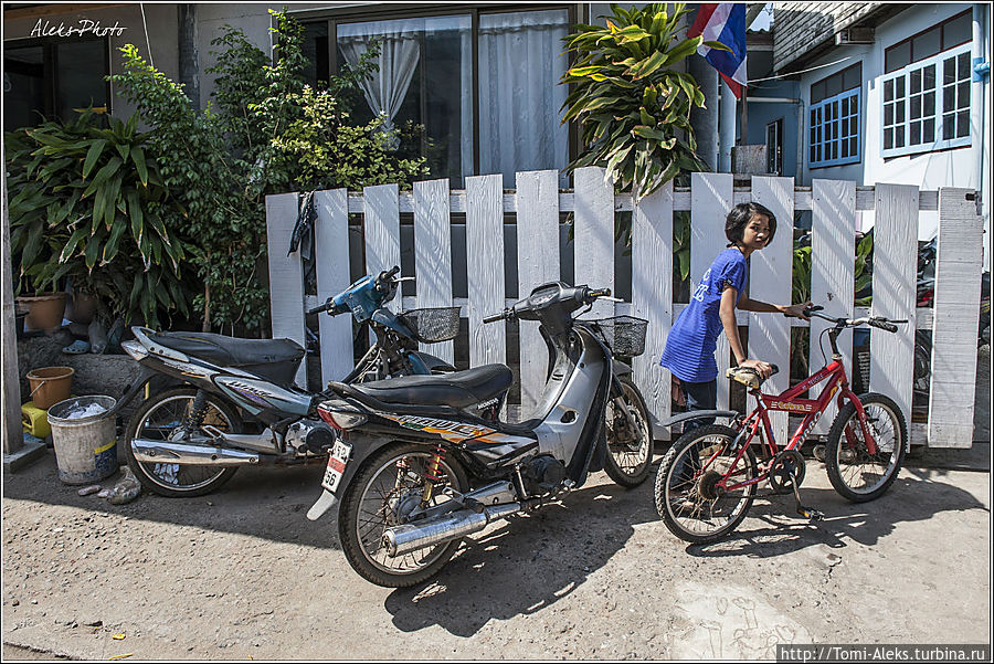 Всюду — уютные домики котеджного типа. Здесь течет своя неспешная жизнь...
* Паттайя, Таиланд