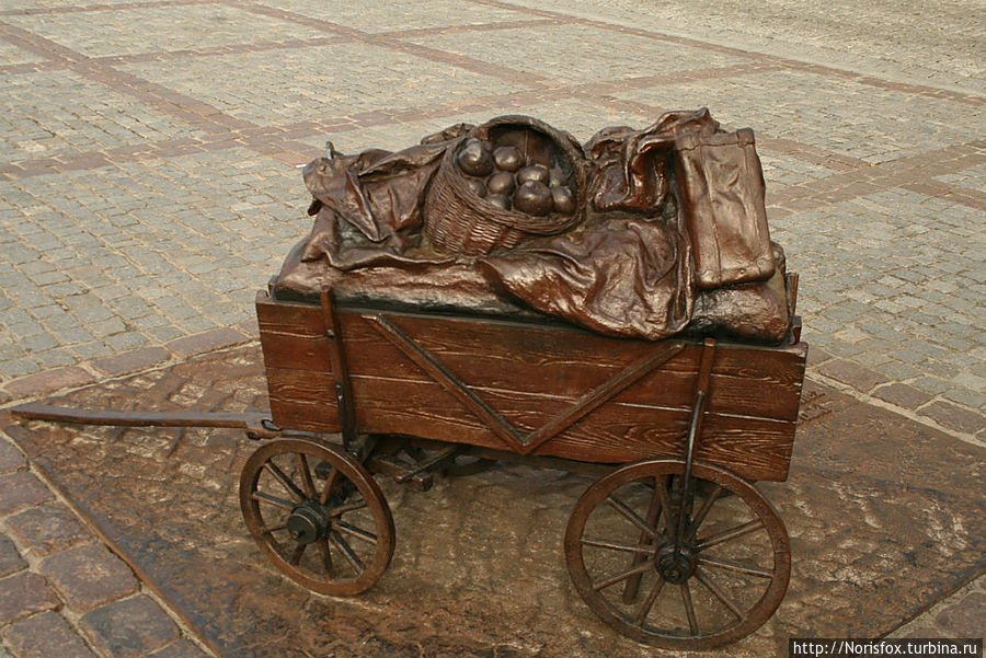 Телега с вещами — памятник беженцам;
Тележка старьевщика;
Музыкальная шкатулка, играющая красивую мелодию — вот такие варианты я нашла в интернете:)))
Скорее всего — это тележка старьевщика, из снимавшегося в городе фильма. Может кто-то точно знает?)) Телега с вещами — памятник беженцам;
Тележка старьевщика;
Музыкальная шкатулка, играющая красивую мелодию — вот такие варианты я нашла в интернете:)))
Скорее всего — это тележка старьевщика, из снимавшегося в городе фильма. Может кто-то точно знает?))