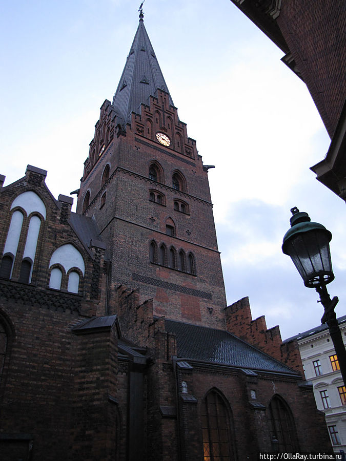 Церковь св. Петра в Мальмё — пример кирпичной готики (14 в). Мальмё, Швеция