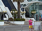 Туристы в Виламоре. Розовая футболка в этом сезоне очень любима мужчинами — гостями с британских островов.
