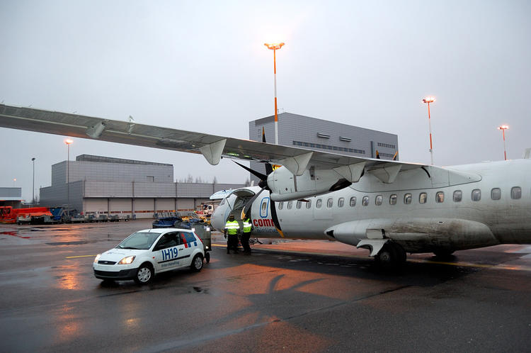 Выгрузка багажа из самоле Выгрузка багажа из самоле