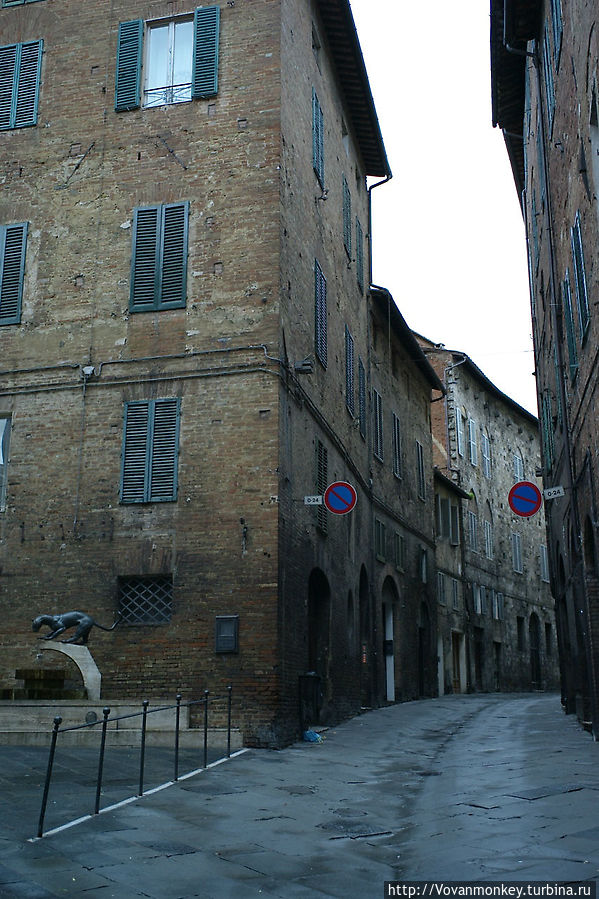 Не думайте, что так пустынно в Сиене, это рассвет Не думайте, что так пустынно в Сиене, это рассвет