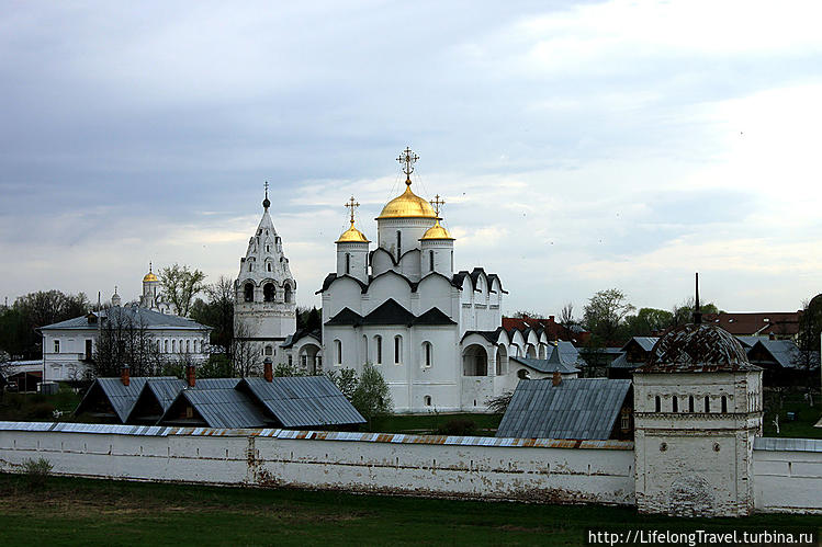 Покровский монастырь и По