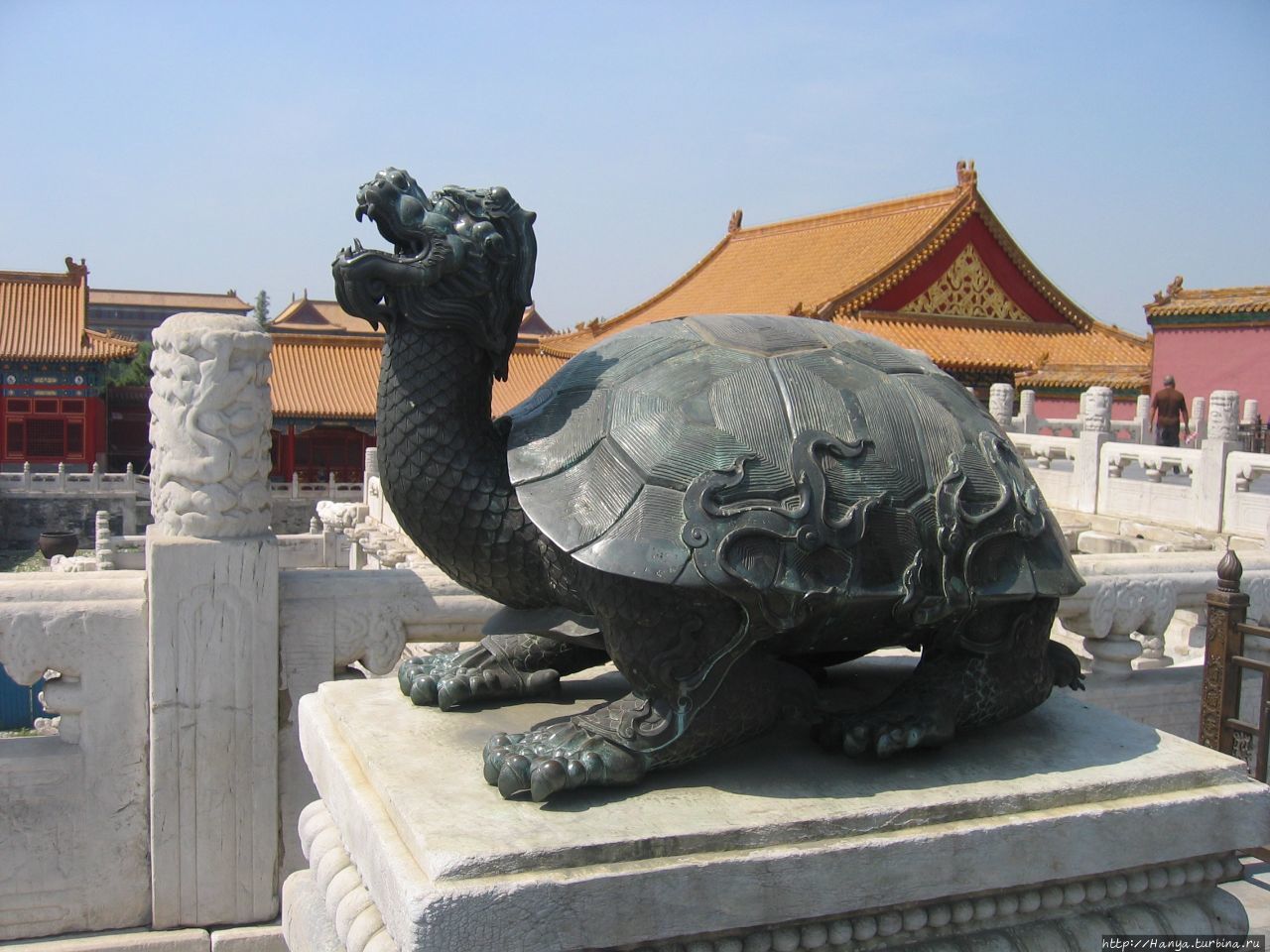 Пекин. Гугун. Бронзовая фигурка черепахи- символ долголетия Пекин, Китай