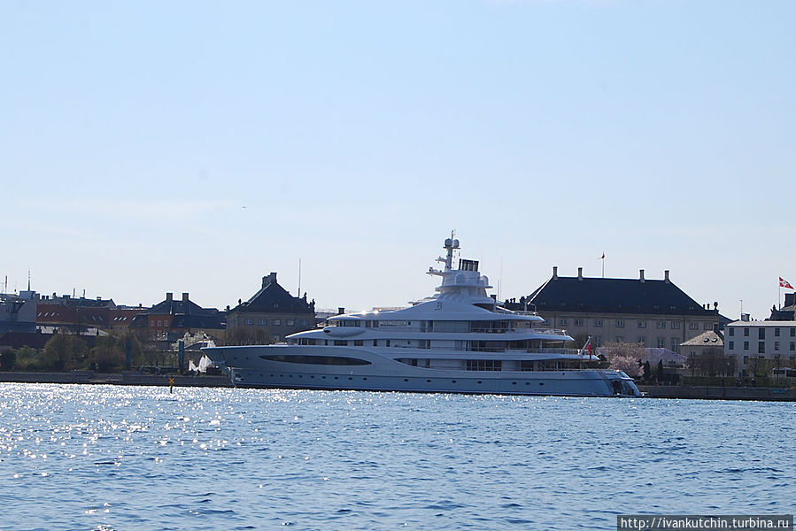 Замок Амалиенборг не виден из-за пришвартовавшейся яхты. Может, кто-то из королевской семьи? Копенгаген, Дания