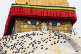 Глаза, нарисованные на всех сторонах ступы, символизируют всевидящее око Будды.