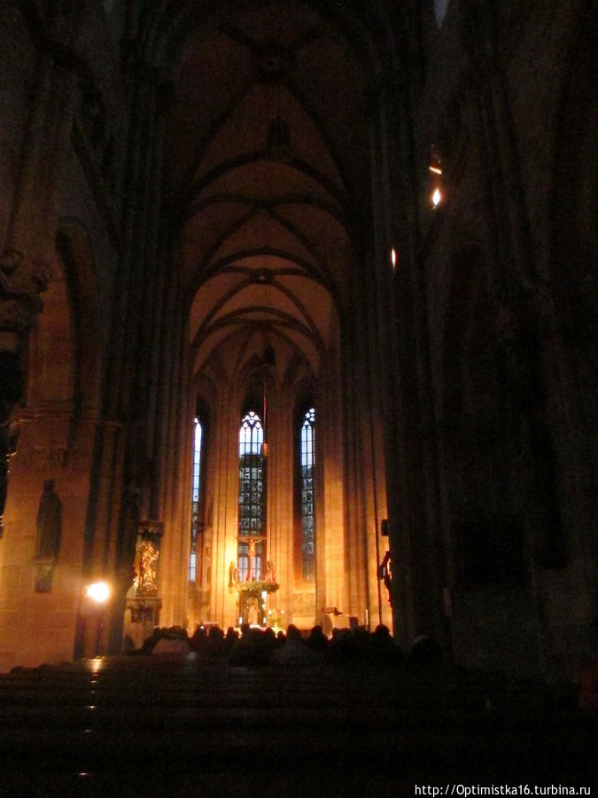 Посмотреть интерьер старинной церкви и послушать орган Нюрнберг, Германия