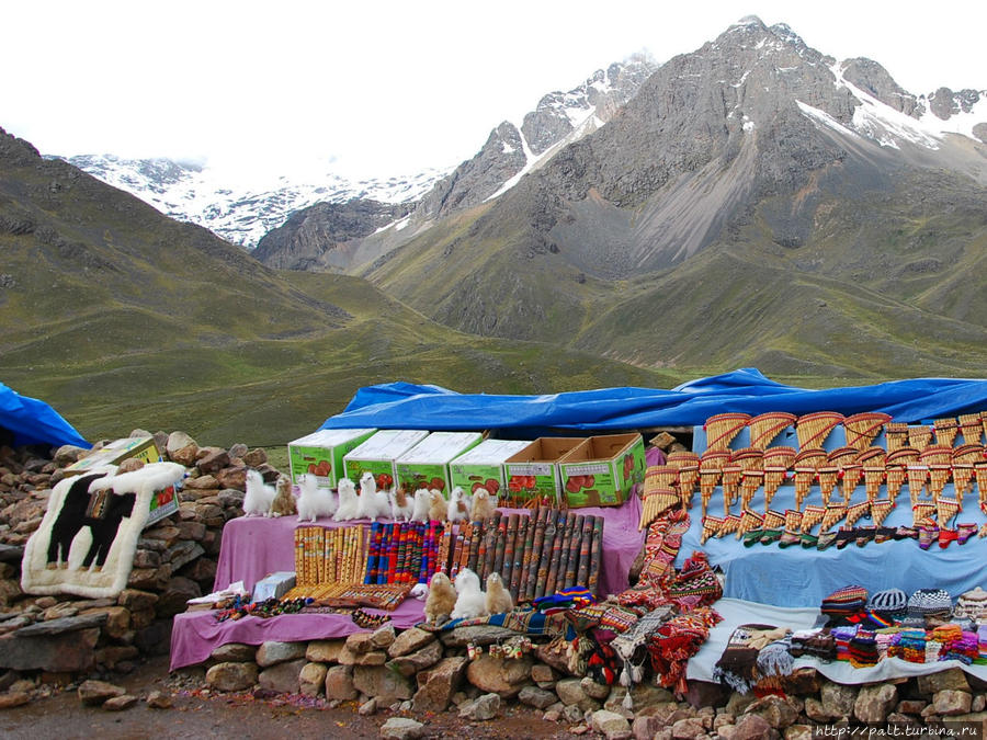 Рынок шерстяных изделий и сувениров на высоте 4000  м Регион Куско, Перу